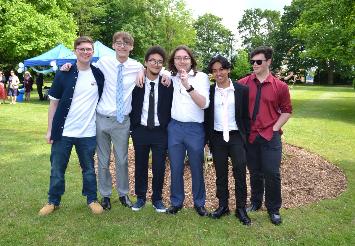 StPaulsSurrey's tweet photo. Year 13 Leavers celebrating in style their time at St Paul’s at a Champagne Reception held at the end of last term. #year13 #year13leavers #celebration #celebratinginstyle #alevels2023 #BTech #goodluckinyourexams #wishingyoueverysuccess https://t.co/Pn6nGEqNZd