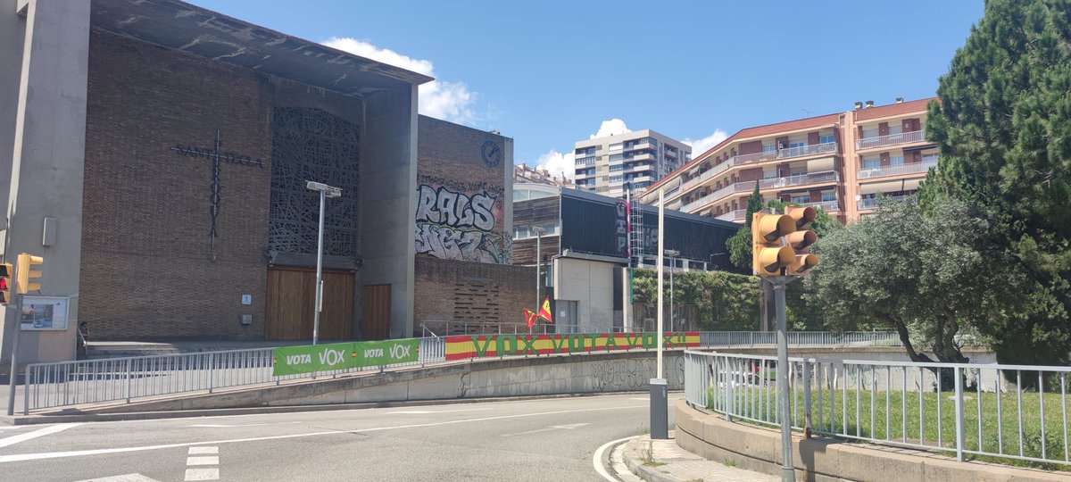 No va d'eleccions i democràcia. Es una guerra entre Espanya i Catalunya. O ells o nosaltres. Quant temps durarà aquesta publicitat dels enemics de la Pàtria a BCN, Av. Madrid / Carles II
