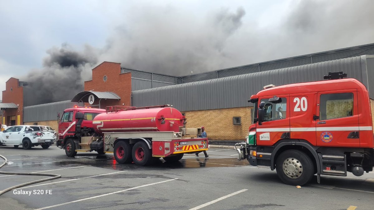 _ArriveAlive's tweet image. City of Joburg EMS is on scene at a factory fire in China Mart in Johannesburg  buff.ly/3V62VJ8

#ArriveAlive #FactoryFire @CityofJoburgEMS @TruckAndFreight @BurnshieldZA