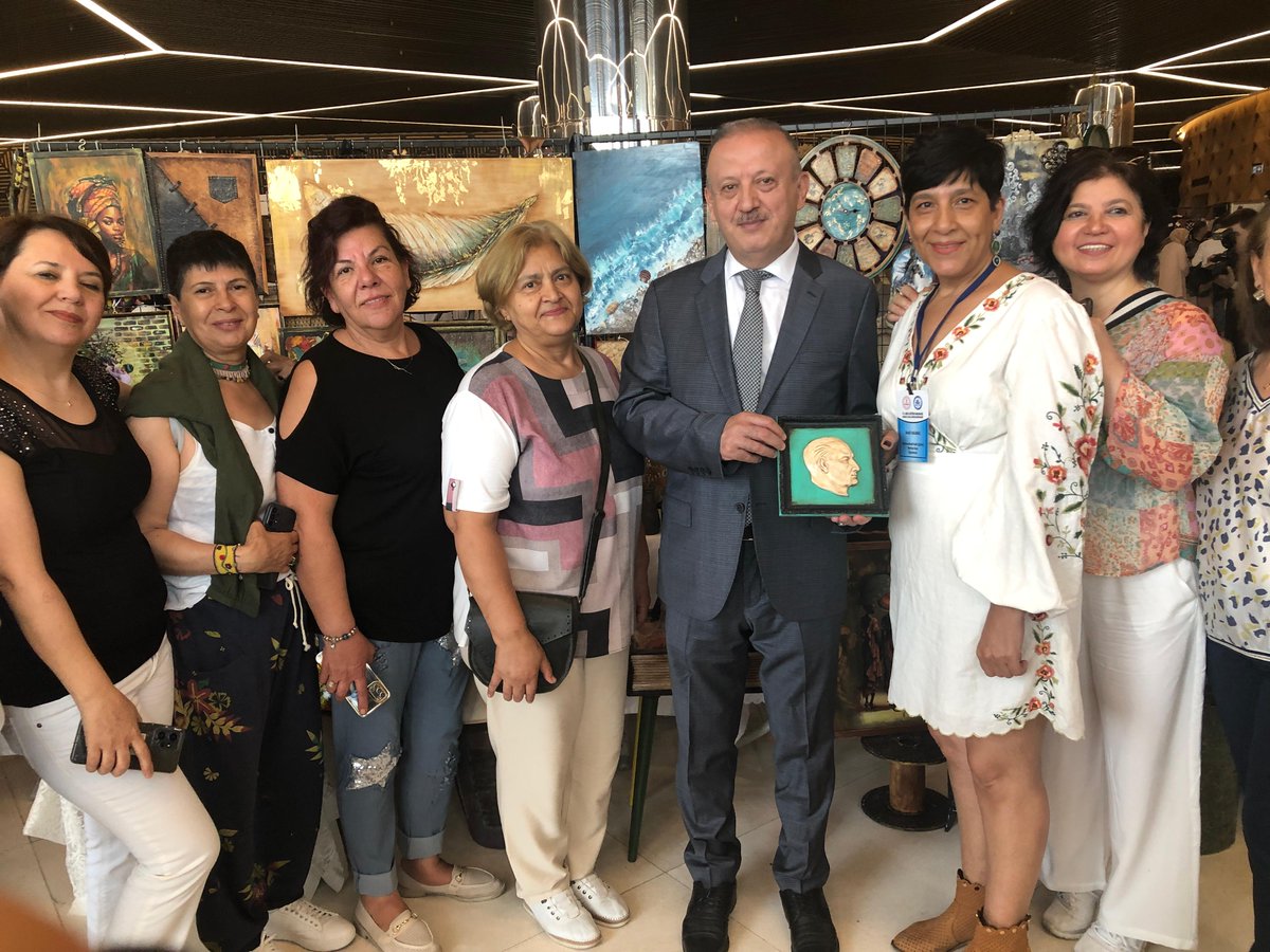 Kaymakamımız Sayın Abdullah Demir, Hayat Boyu Öğrenme Haftası Tören Programı çerçevesinde Denizli İl Milli Eğitim Müdürlüğü koordinesinde Merkezefendi Halk Eğitimin Merkezi Müdürlüğünce hazırlanan 19 ilçenin de katıldığı yılsonu sergisine katıldı.