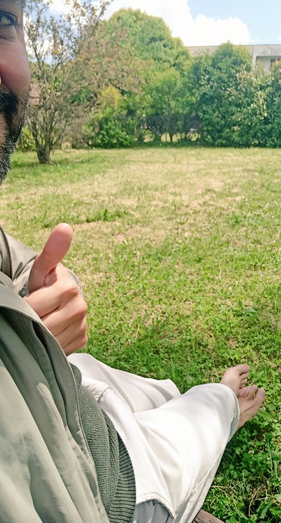 lore_apiedinudi's tweet photo. Pausa pranzo a piedi nudi sull'erba in area verde emiliana. #PensoVerde. Voto 7. No mozziconi , no sporcizia. ๐๐๐ฏ https://t.co/s24OjUQT08