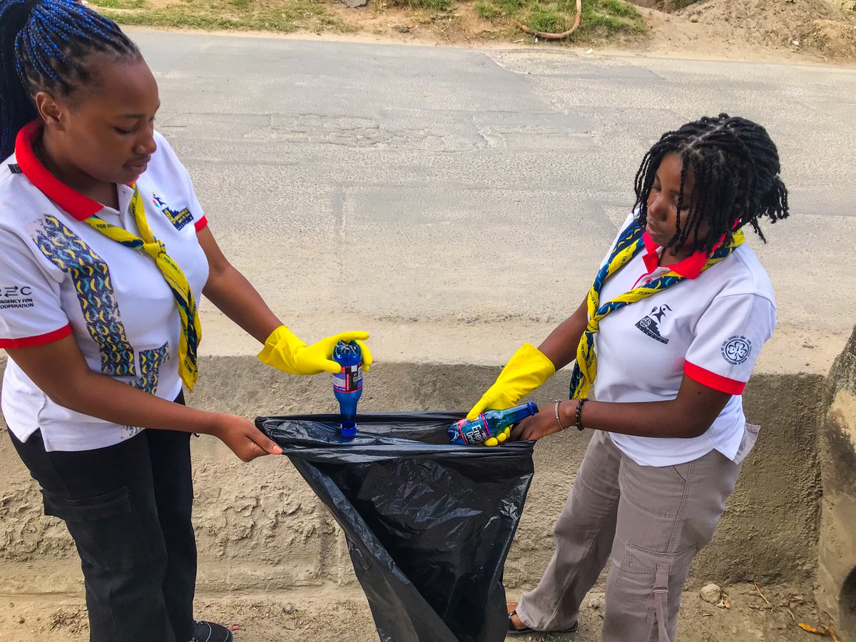 YessGirlsTGGA's tweet photo. Day 3:Cleanup Campaign 
As we go to the street , we are picking up materials that some call litter they can be recycled. Like , follow, share and comment . 
#Ourlandourfuture #greentechgenerationcampaign 
@tgga_official @YessMovement @wagggsworld
@africa_region 
@WAGGGSAsiaPac https://t.co/Lf1McJW6Sd