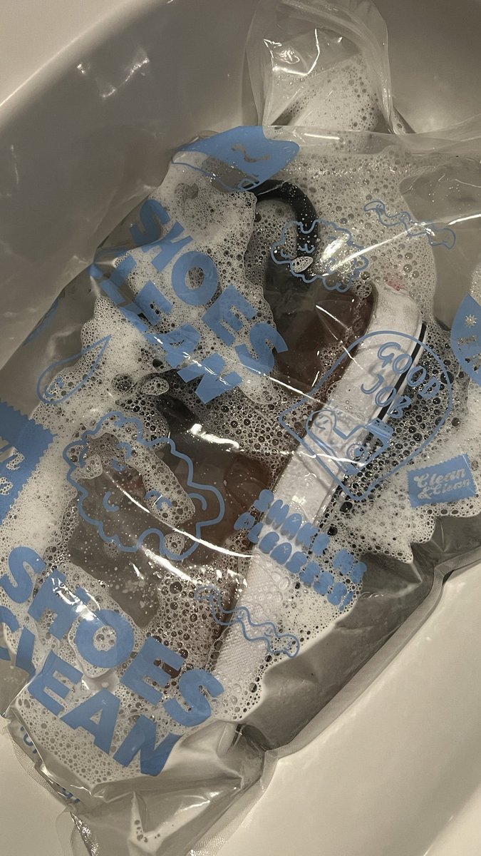 fernnnfernnfern's tweet image. ฉันขี้เกียจซักรองเท้าอะแต่ส่งร้านก็แพง ส่องเครื่องซักรองเท้าอยู่แต่มาเจออันนี้ก่อน จำได้ว่าชาวเนตเคยรีวิว เป็นถุงซักรองเท้าแบบฉีกผงใส่ถุง เขย่าๆๆ แช่ 30 นาทีแล้วล้างน้ำเปล่าออก นี่ว่าดีกว่าผงซักฟอก