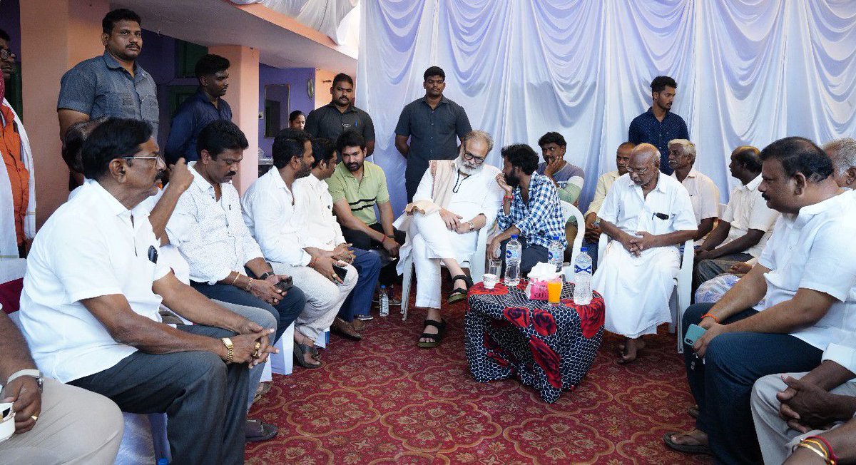 JanaSenaParty's tweet photo. సినీ దర్శకులు సానా బుచ్చిబాబును పరామర్శించిన శ్రీ @NagaBabuOffl గారు https://t.co/Ip1HAbC0A1