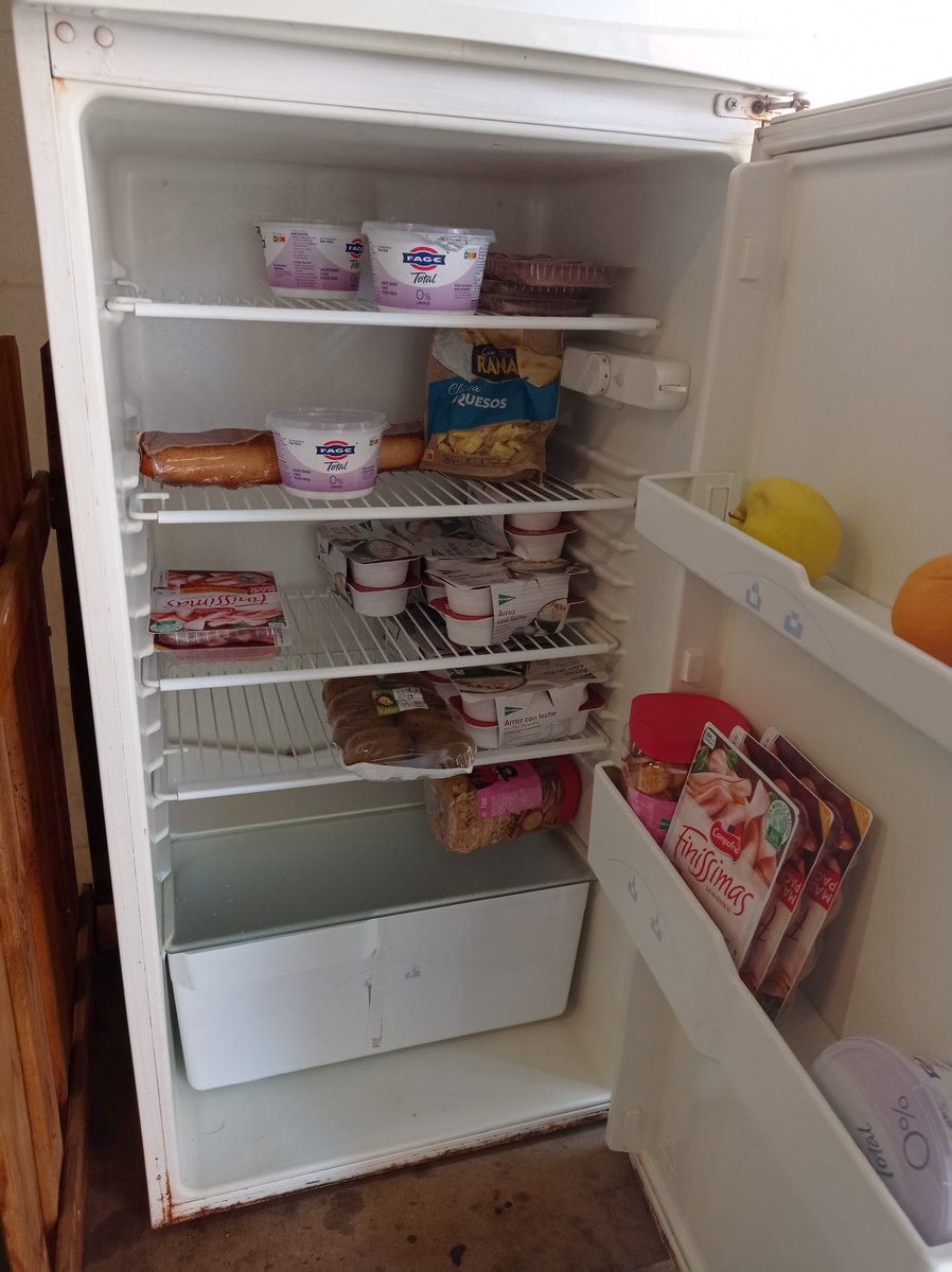 CasalEAMP's tweet photo. 📢 Tornem a tenir plena la @neverasolidaria d'aliments amb data de caducitat curta. La nevera està oberta 24h per tal d'evitar llençar i malbaratar el menjar i que tothom pugui deixar o agafar-ne. 
#neverasolidaria #projecteseamp https://t.co/LExwvokYrU