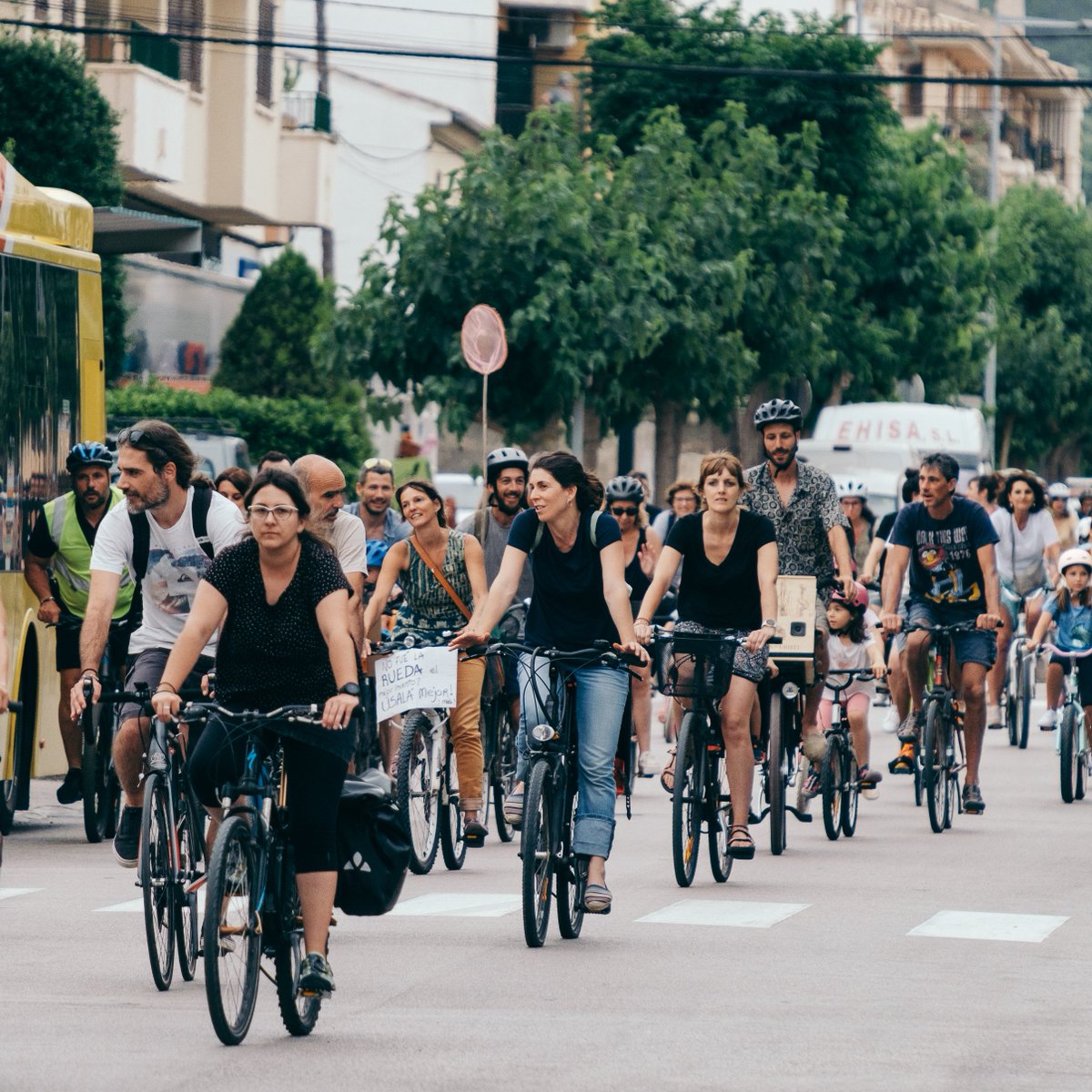 Avui es compleixen dos anys de la primera Bicicletada i seguim reivindicant anar de forma segura a peu i en bici per Pollença. Per això, divendres arriba la 5a! a les 18:30 als Jardins del Convent. I en acabar, sopar a la fresca a Can Bum.
#diamundialdelabicicleta #mueveteenbici
