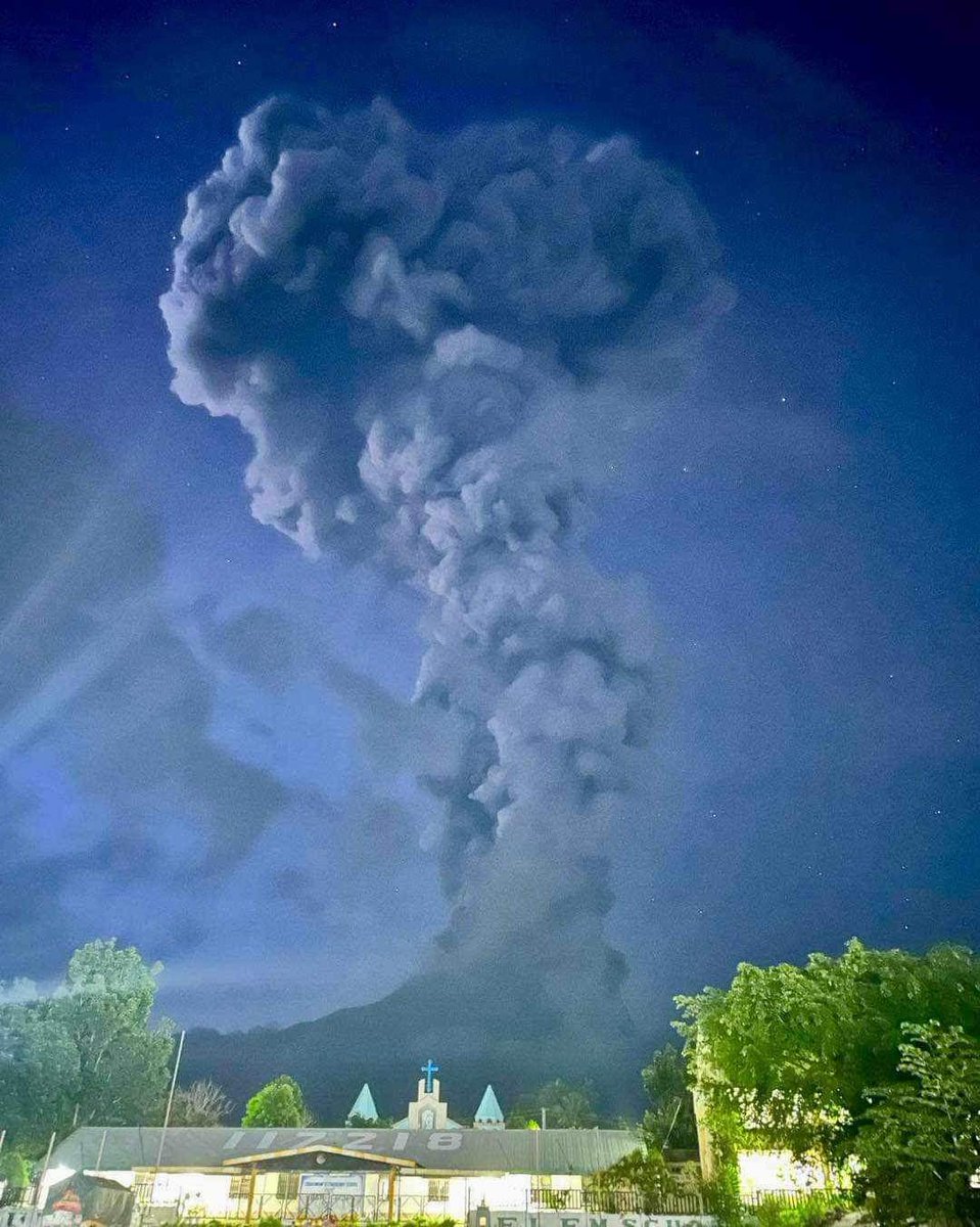 dailyguardianph's tweet photo. BREAKING: Kanlaon Volcano erupted on Monday evening, with steam-rich plumes rising 5000 meters high, Phivolcs said.

“Alert Level 1 prevails over Kanlaon Volcano,” it added.

📷 Photo courtesy of Ronie Nicor https://t.co/a3j91U1JOT