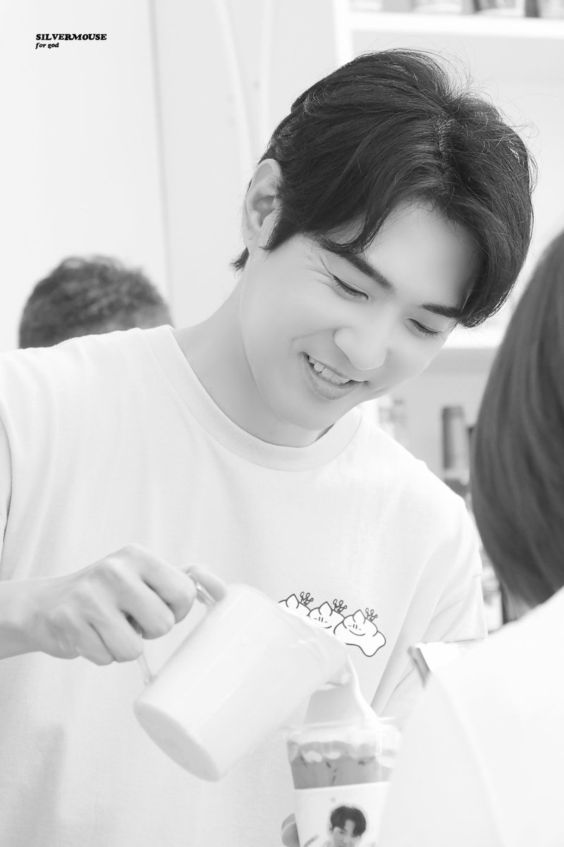 240601 

다들 어쩜 그렇게 말씀들을 잘 하시는지...
긴장해서 한 마디도 못 한 사람🙋‍♀️

축하한다고라고 할 걸 ʕ ´•̥ ᴥ•̥`ʔ

#god #지오디 #안데니