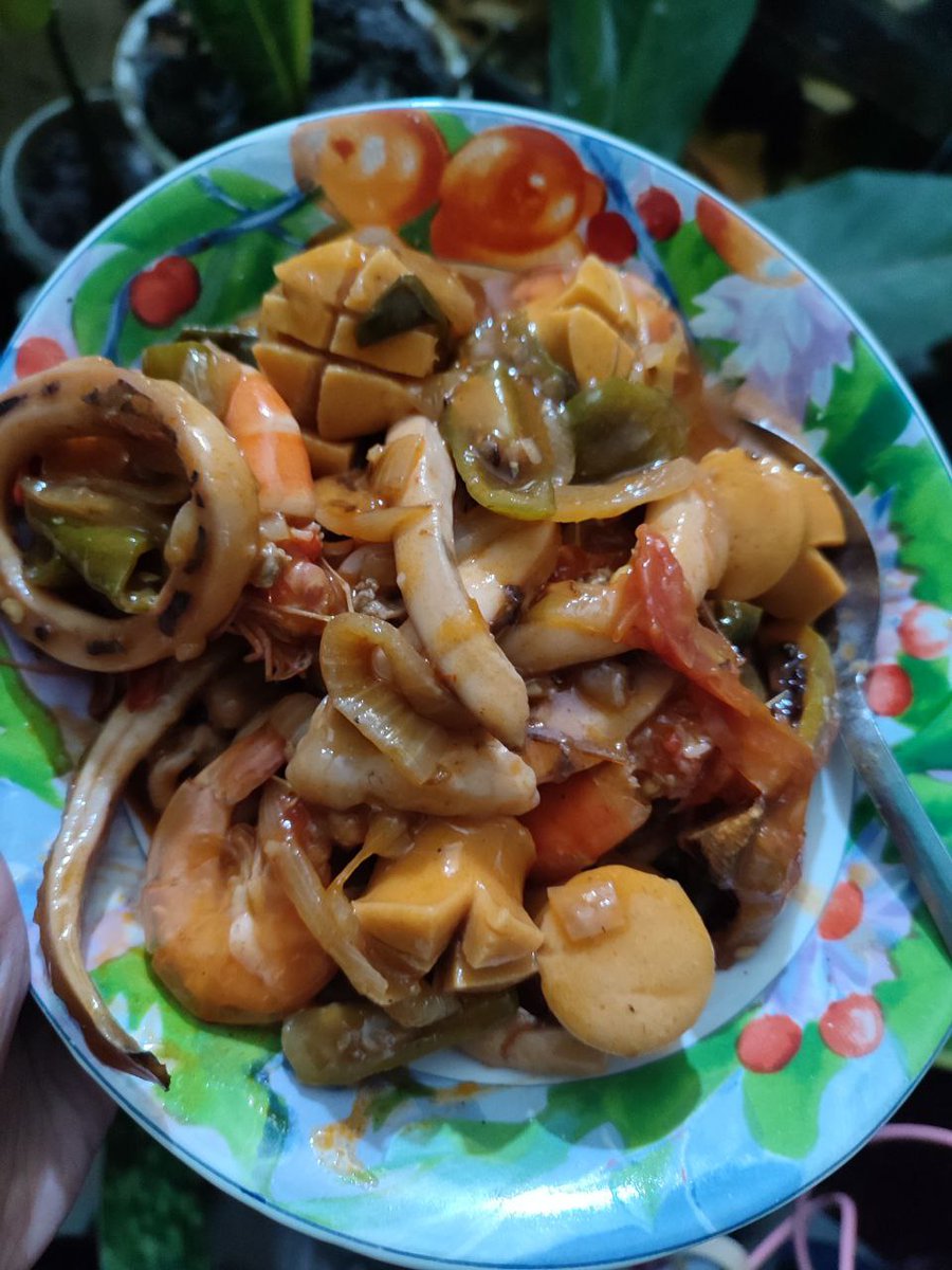 FOOD_FESS's tweet photo. Guis mu pamer aja aku abis dimasakin cumi udang sosis asam manis sama camerku 🥺 padahal bukan jodohnya karena anaknya udah disurga 😭 https://t.co/OAf8DrL2Zz