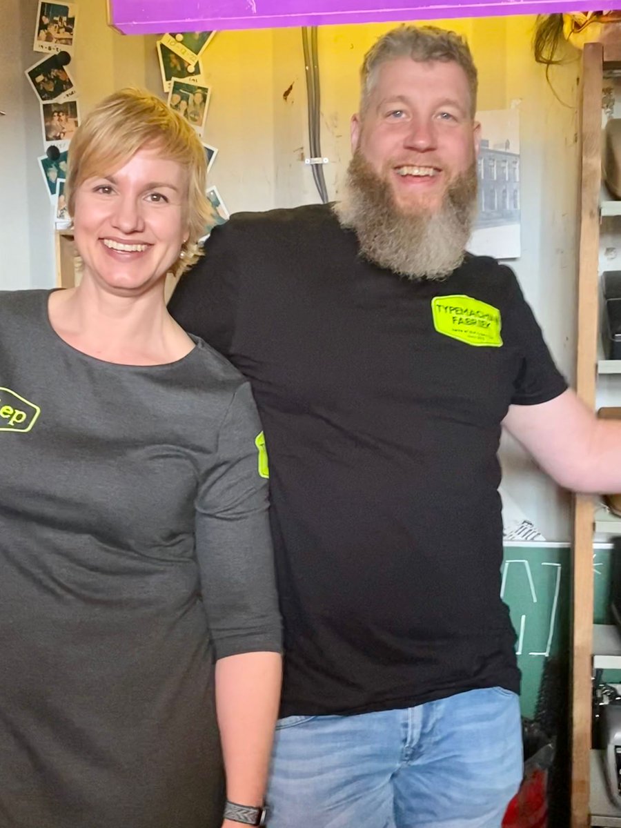 RaymondAarsman1's tweet photo. George en Rianne Meehan van de typemachinefabriek op Goudasfalt uit #Gouda, kregen eind 2022 een getypte brief van Tom Hanks, voor de diensten die zij aanboden aan de acteur uit de Verenigde Staten. #typmachine #typwriter #TomHanks https://t.co/BeHYa3dvkA https://t.co/9WczhCJhqO https://t.co/YY6diYVogO