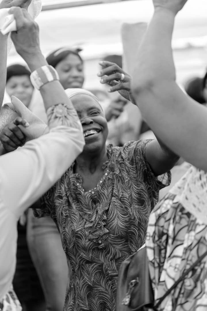 FondationDorcas's tweet photo. Le 31 mai, notre caravane « Un Repas, Un Sourire » a fait une halte dans le 4e arrondissement, apportant non seulement un repas, mais aussi  des kits alimentaires de première nécessité et une ambiance chaleureuse. https://t.co/HTL5AIj4NP