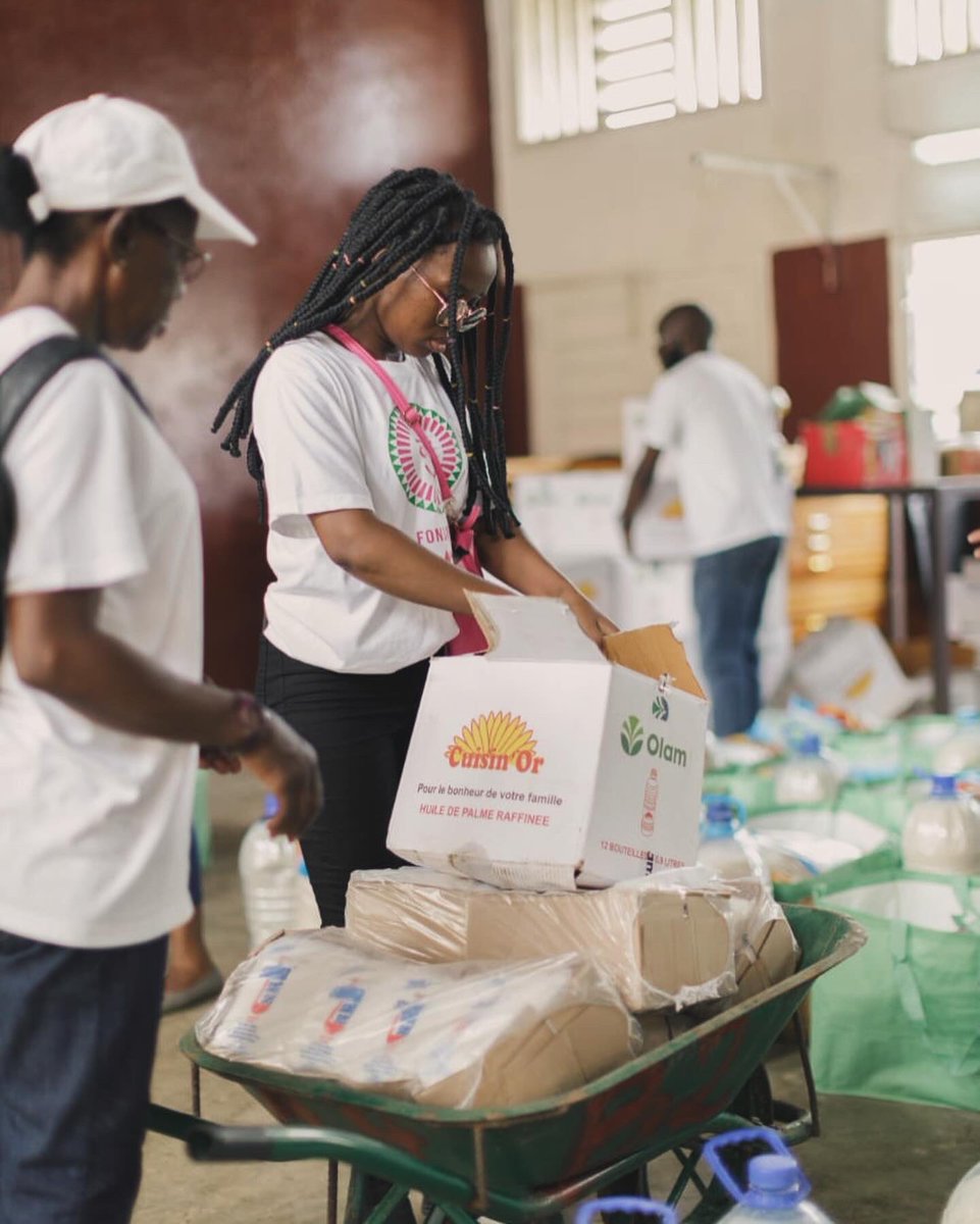 FondationDorcas's tweet photo. Le 31 mai, notre caravane « Un Repas, Un Sourire » a fait une halte dans le 4e arrondissement, apportant non seulement un repas, mais aussi  des kits alimentaires de première nécessité et une ambiance chaleureuse. https://t.co/HTL5AIj4NP
