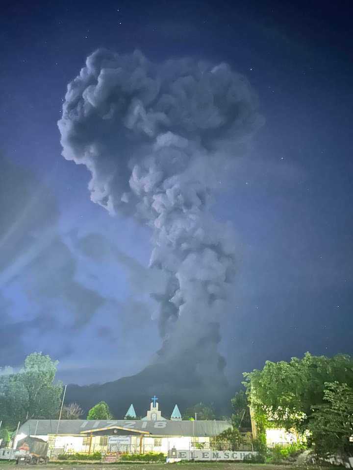sunstarcebu's tweet photo. There is an ongoing eruption at Kanlaon Volcano producing a 5,000-meter plume, Phivolcs reported Monday evening, June 3, 2024. 

Photo by Eric Tenerife of K5 https://t.co/eqwklDEPWD