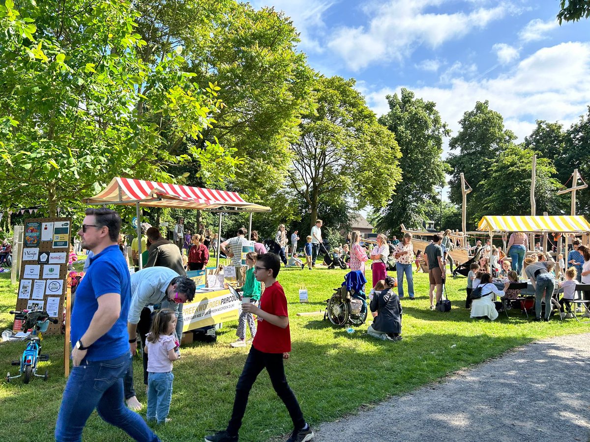 Opening van de gerenoveerde speeltuin in de Rosmalense wijk ‘t Ven tijdens het tweede Venstifal. En naast het piratenschip liggen de goudklompjes nog in het zand. Dubbel feest van, door en voor de wijk.
