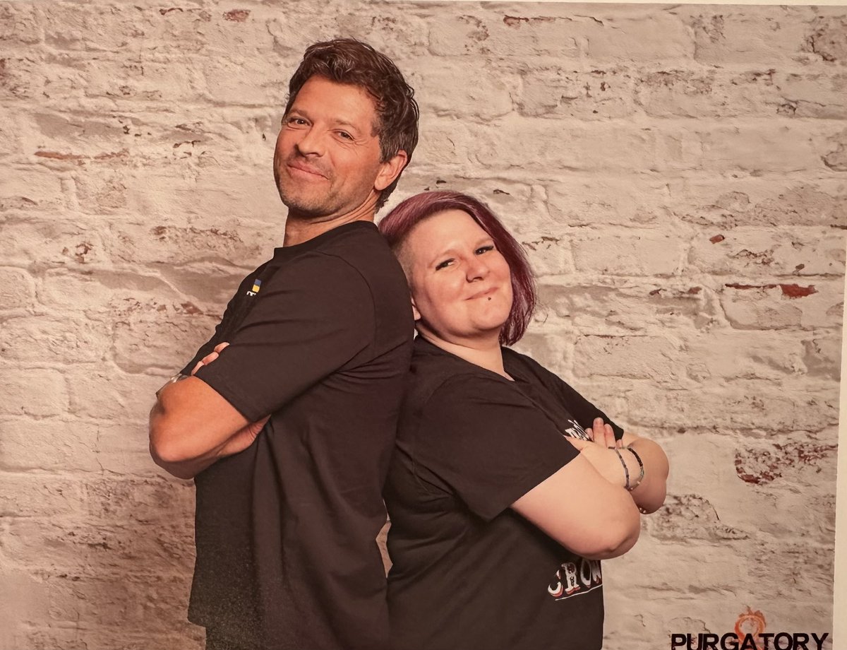 Suou88's tweet photo. I was actually able to find a pose we didn’t already do together. 😂 And I’ve planned something new for next year as well. Be aware Misha! Things are coming for you. 😂😂
#PurCon8 #MishaCollins #AngelMuffin #SPNFamily https://t.co/Pfmpibai5u