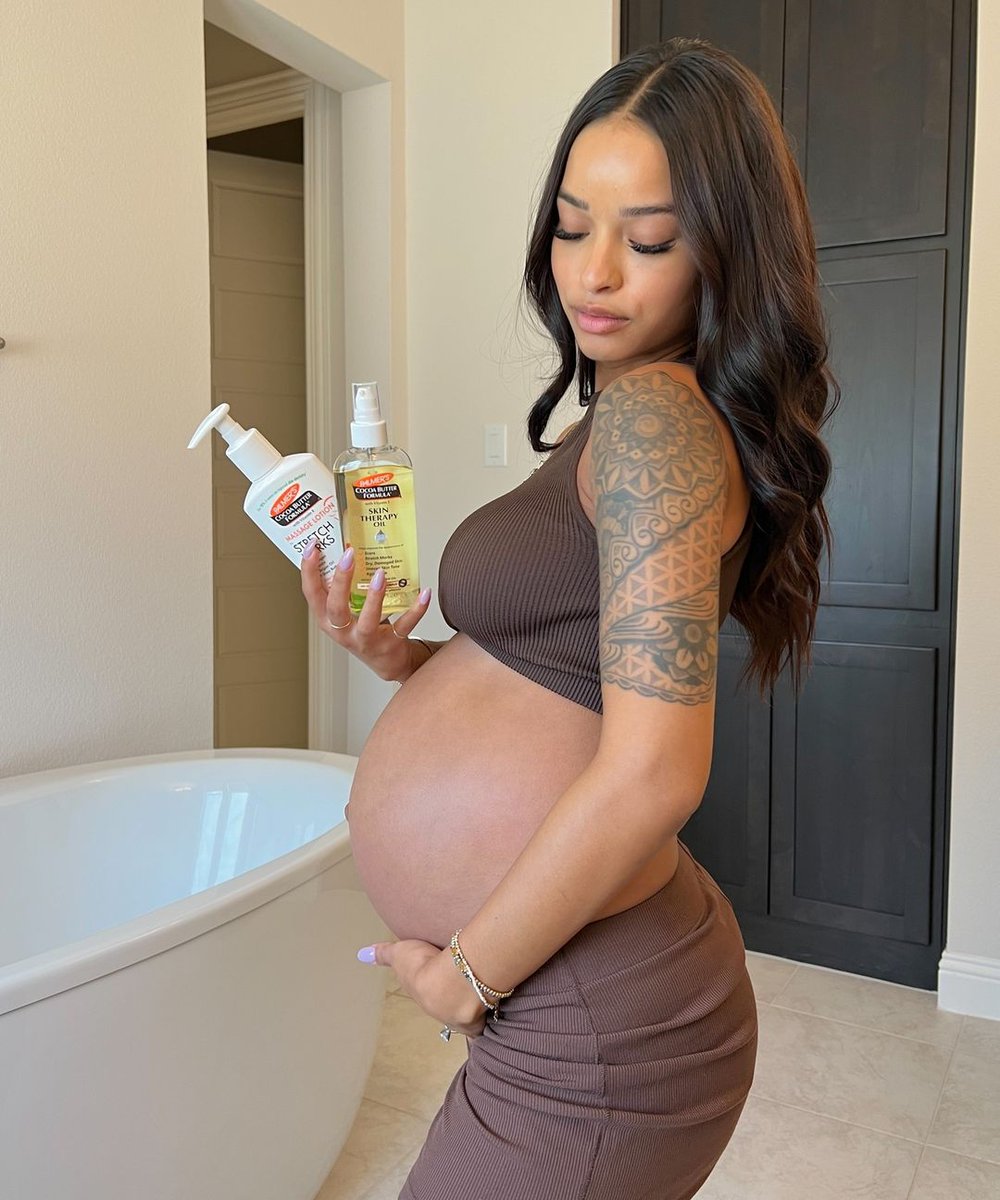 PalmersUK's tweet photo. 0We're here for you, mamma. 🤰💚
Our Stretch Marks range will soothe dry, itchy skin during pregnancy and help improve the appearance of stretch marks.
Find the range at @bootsuk.
#palmers #cocobutter #mumtobe #pregnancy #pregnacyadvice #stretchmarkcare #cocoabutter #skincare https://t.co/vVxUNlkgT4