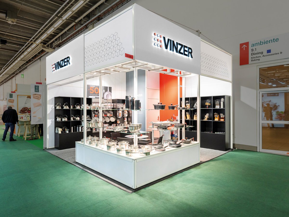 Auf der Weltleitmesse Ambiente bei <a href="/messefrankfurt/">Messe Frankfurt</a>
präsentierte Hersteller <a href="/Vinzer_AG/">VINZERHOME</a> seine Haushaltswaren auf einem Messestand aus unserem System 84expo.
84expo.de 
#markeninszenierung #messebau #flexibel #leicht #zeitgemaess #ambiente #vinzerhome #icongmbh #84expo