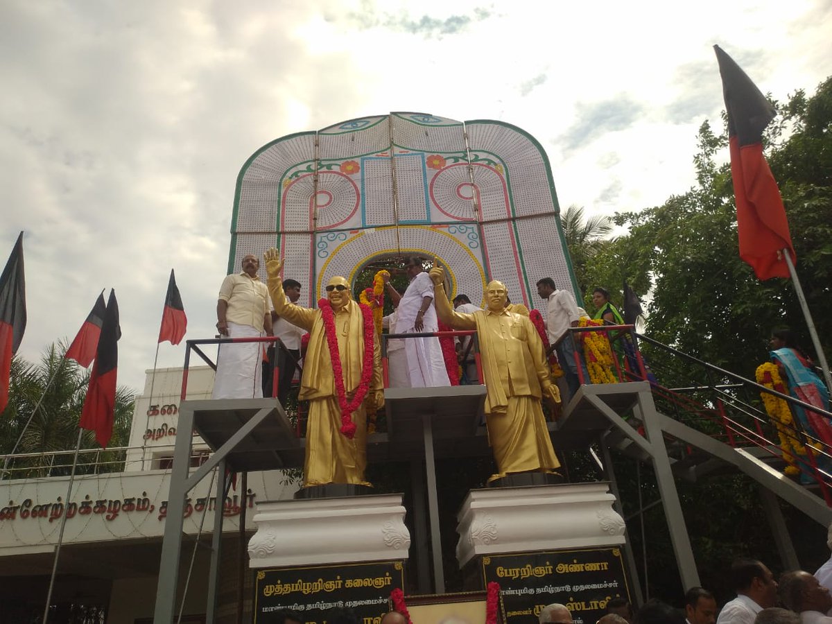 SSP_MANICKAM's tweet image. கொற்றமே சாய்ந்து
குடையைக் கவிழ்த்தாலும்
கொள்கையே
உயிர் என்போன்
வேருக்குச் சமம் - தலைவர் கலைஞர் 🖤❤️

களம் சென்று காணுகின்ற வெற்றிக்கு நம்மையெல்லாம் ஊக்குவிக்கும் தமிழ்த்தாயின் தலைமகன் முத்தமிழறிஞர் கலைஞர் அவர்களின் பிறந்தநாள் நிகழ்வின் போது

#கலைஞர்100