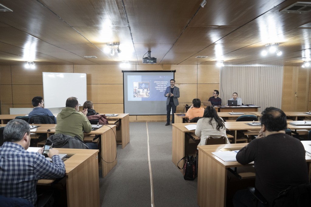 Programa brindó talleres para fortalecer la docencia universitaria. El objetivo es de dotar de competencias didáctico-pedagógicas para una mejor práctica docente y potenciar procesos de investigación e innovación. bit.ly/3VnLK7d