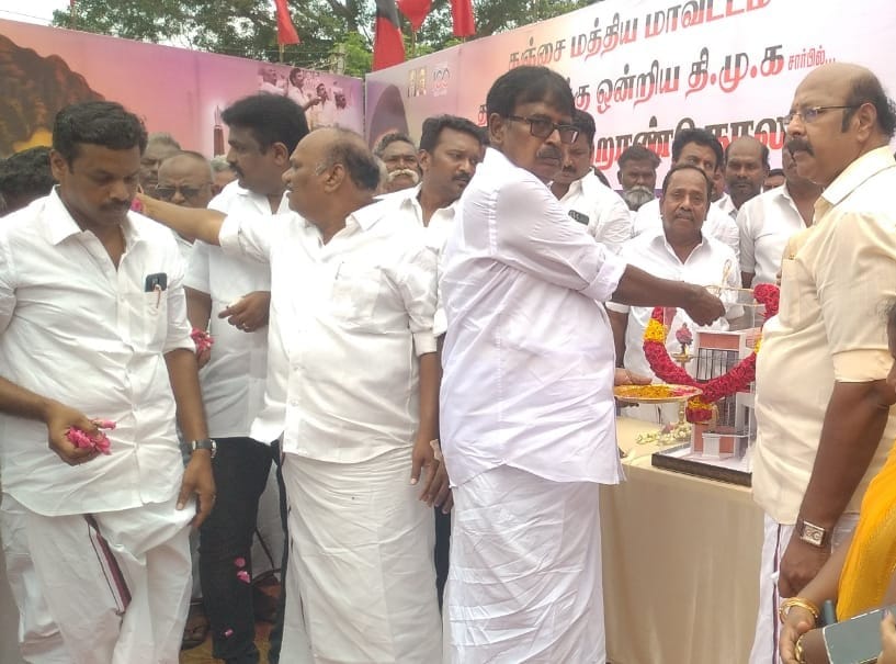 SSP_MANICKAM's tweet image. கொற்றமே சாய்ந்து
குடையைக் கவிழ்த்தாலும்
கொள்கையே
உயிர் என்போன்
வேருக்குச் சமம் - தலைவர் கலைஞர் 🖤❤️

களம் சென்று காணுகின்ற வெற்றிக்கு நம்மையெல்லாம் ஊக்குவிக்கும் தமிழ்த்தாயின் தலைமகன் முத்தமிழறிஞர் கலைஞர் அவர்களின் பிறந்தநாள் நிகழ்வின் போது

#கலைஞர்100