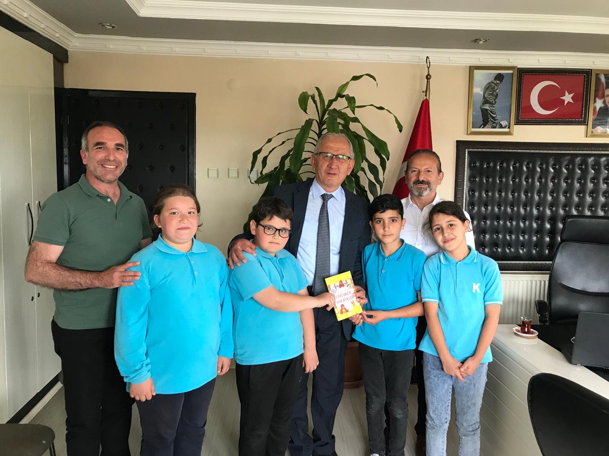 3-A öğretmenimiz Ümit Muradoğlu'nun öğrencilerinin yazmış olduğu kitap temsili 4 öğrenci ile sırasıyla İlçe MEM'ne, Çaycuma Kaymakamına, Nebioğlu B. Başkanına, Çaycuma B. Başkanına ve  İl MEM'ne takdim edildi. <a href="/hknkadi/">Hakan Kadı</a> <a href="/ismailbas67/">İsmail BAŞ</a> <a href="/caycumailcemem/">Çaycuma İlçe Milli Eğitim Müdürlüğü</a> <a href="/caycumakaymakam/">T.C. ÇAYCUMA KAYMAKAMLIĞI</a> <a href="/ZonguldakMEM/">Zonguldak İl Millî Eğitim Müdürlüğü</a>