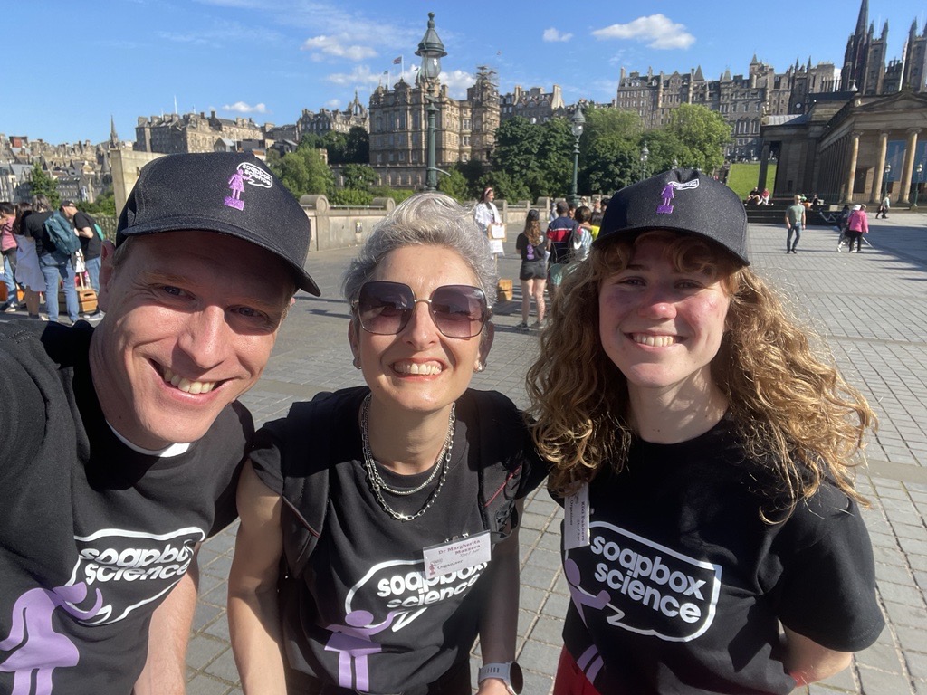 A happy organising team at the end of the Edinburgh <a href="/SoapboxScience/">Soapbox Science</a> event. Glorious weather, amazing speakers, and a very engaged audience. We couldn't have asked for more! <a href="/QOCIgroup/">Quantum Optics and Computational Imaging</a>