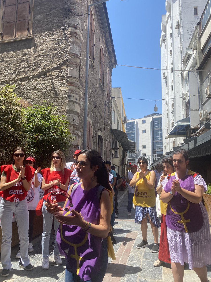Mor Dayanışma Kadınları, İzmir Büyükşehir Belediyesin de işten çıkarılan İzenerji ve İzdoğa işçi arkadaşlarımızı destek için geldiler. Canım kadınlar💜 @DayanismaMor @izbbmagdurlari