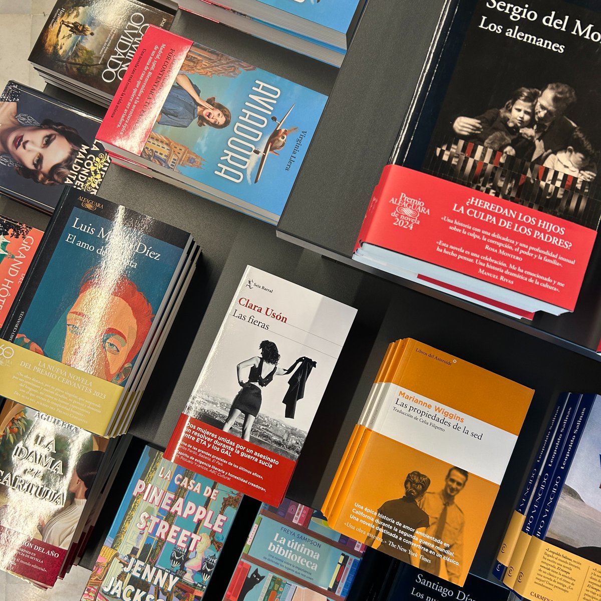 Elegir no siempre es fácil, especialmente cuando hay tantas opciones. Por eso, si no tienes una idea clara, lo mejor es venir con tiempo y pasear con calma por nuestra #librería hasta que encuentres un libro que te enamore y que quieras llevarte a casa 😍