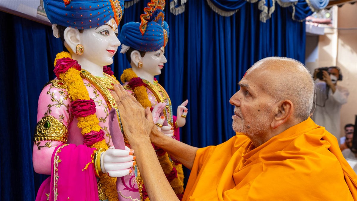 HH Mahant Swami Maharaj's Vicharan: 02 June 2024, Sarangpur, India gfrc6.app.goo.gl/zsCj