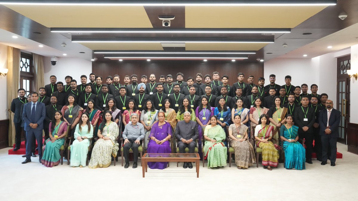 VPIndia's tweet photo. Officers of the 2022 batch of the Indian Administrative Service, attached as Assistant Secretaries with the Government of India, called on Hon’ble Vice-President, Shri Jagdeep Dhankhar at Vice-President Enclave in New Delhi today. @IASassociation @DoPTGoI https://t.co/GhLR5R0AvE
