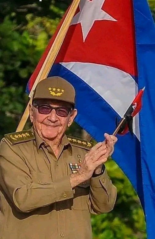 MINCOMCuba's tweet photo. Los trabajadores del @MINCOMCuba le deseamos: ¡Muchas Felicidades al General de Ejército Raúl Castro Ruz, en su cumpleaños 93!; un año más de vida dedicada a esta gran obra que es la Revolución cubana. 
#Cuba #RaúlEsRaúl https://t.co/90CACEByNR