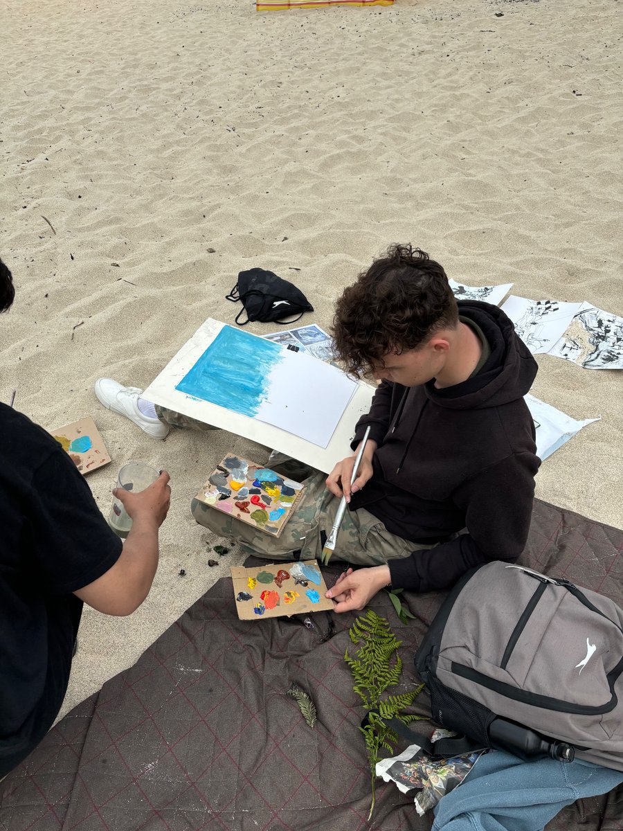 RLSartists's tweet photo. Painting on the beach https://t.co/6BHRVLeJ4l