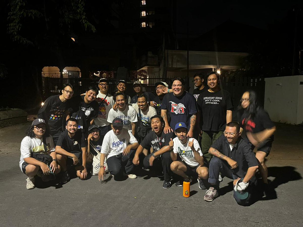RizqoDsrfnt's tweet photo. Public Witness Program #3 is done. Thank you buat semua band, panitia, pak heru colors, aiola, dan temen temen yang pada dateng. Buat @toomuchzeal @FRINGGmp3 tiati di jalan (kayaknya dah pada nyampe dah). Love y'all. 🫂♥️🎉 https://t.co/89zpvbhgyO