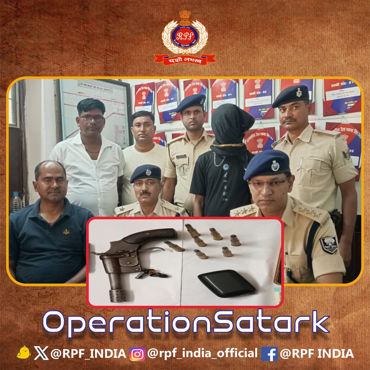 During surveillance at #Lakhisarai station, #RPF &amp; #GRP #Kiul arrested one with a country-made pistol &amp; 3 live bullets, averting a potential threat to #publicsafety. 
#OperationSatark #SentinelsOnRail <a href="/rpfecr/">RPF East Central Rly</a>