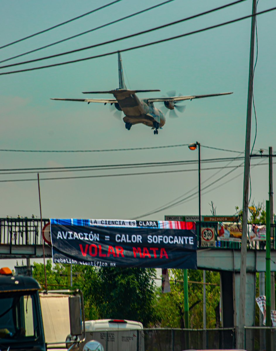 StayGroundedNet's tweet photo. A banner saying Aviation = Suffocating Heat was launched next to Benito Juárez airport in Mexico👏

While we witness the death of 1.5º C and Mexico suffers intense heat &amp; drought, the rich keep fuelling climate breakdown w/ their private jets &amp; frequent flying ☠️ #MakeThemPay 2/ https://t.co/QrMxArez61