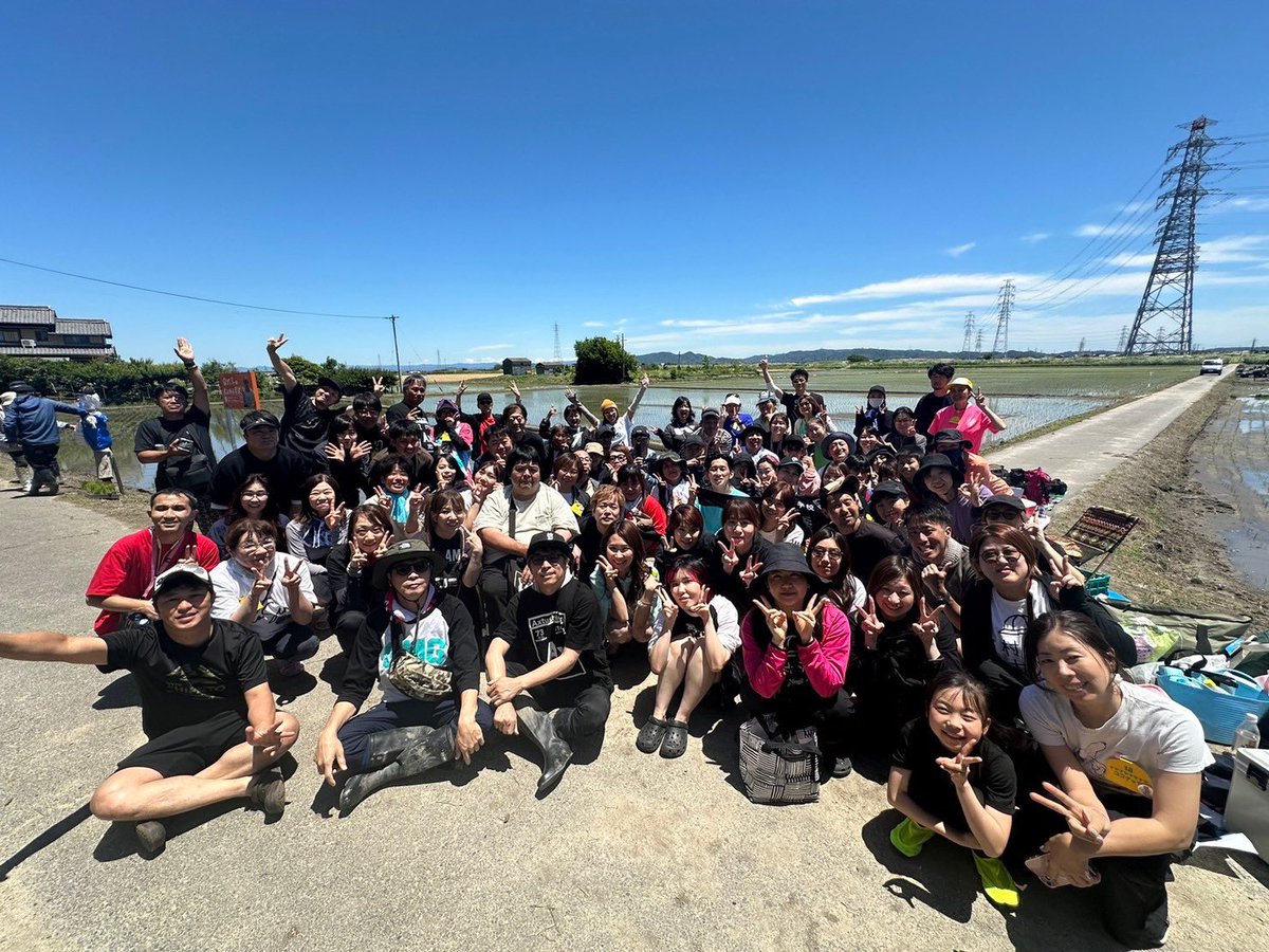 atsushiTSK's tweet photo. 毎年恒例の田植えをしました☀️
愛知県西尾市にて
回を重ねる毎に参加者も増えてます✨
自分で植えて、収穫したお米は
とても美味しいです🌾
子供たちも食育になり楽しいイベント
秋の収穫を一緒にやりませんか？

オンラインサロン田村淳の大人の小学校
https://t.co/P8s46qiBEZ https://t.co/eEP6Px2qNh