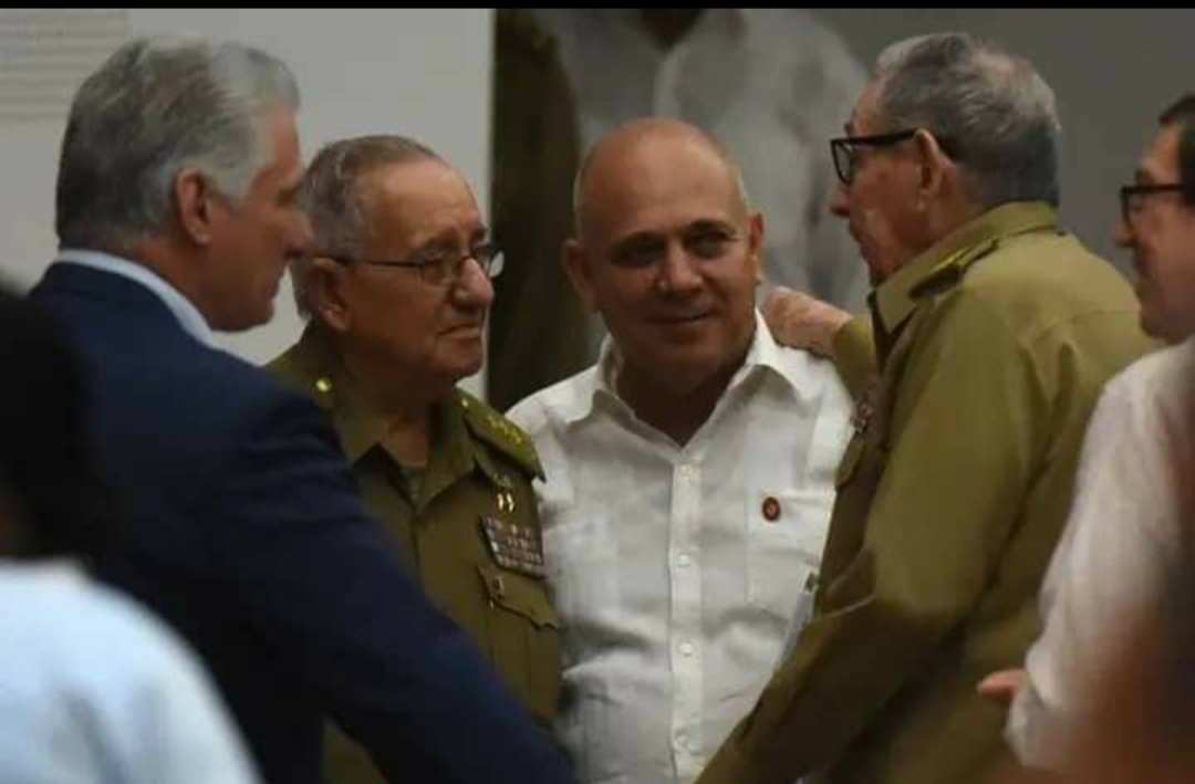 ¡Felicidades querido Raúl! Gracias por la confianza, la firmeza, el altruismo y la modestia. Gracias por ser un referente para cualquier comunista y revolucionario cubano. Es un privilegio estar a su lado cuidando la Revolución y demostrando que sí se puede. Un abrazo.