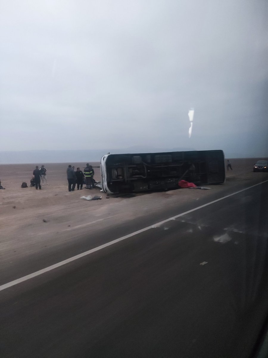 TBMSP's tweet photo. #AHORA
Accidente vehicular en ruta B-272 (De mejillones a Antofagasta).
Bus con trabajadores vuelca.
#Antofagasta #Mejillones @ChileAlertaApp https://t.co/vXH42m5Xj7