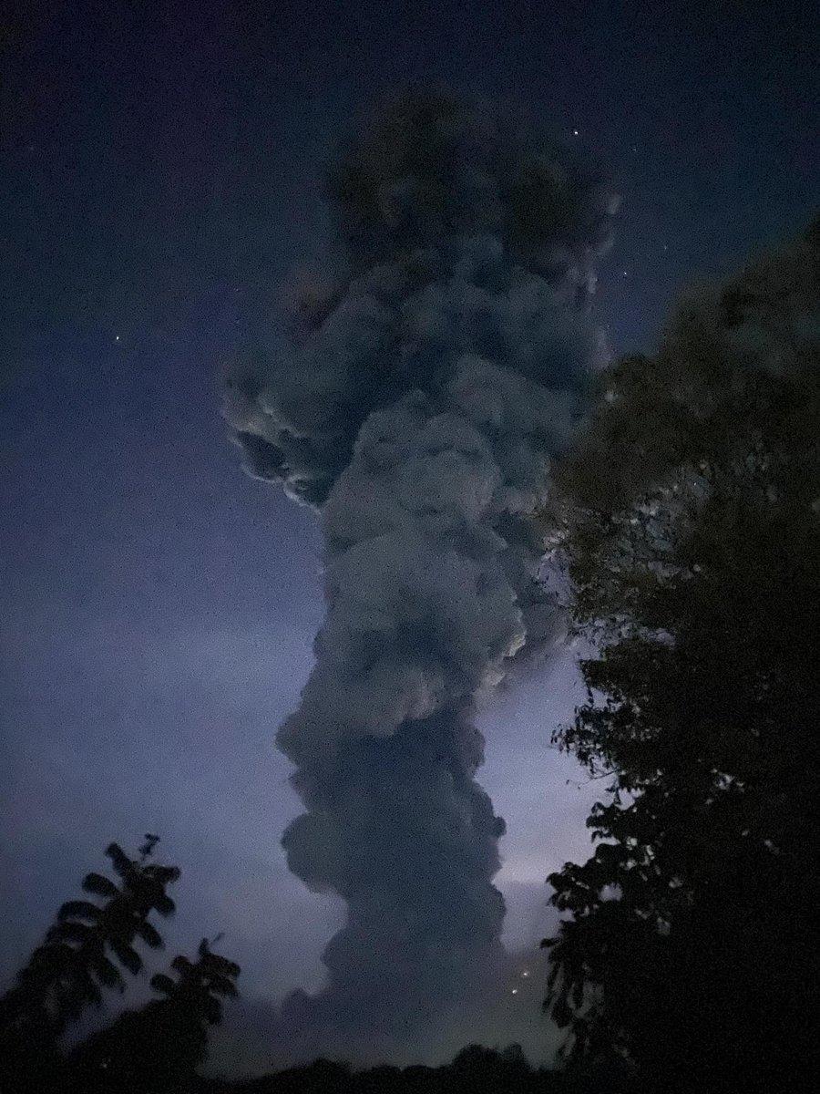 rapplerdotcom's tweet photo. A Facebook user shares photos of the eruption at Kanlaon Volcano in Negros Island on Monday, June 3, 2024. 📷 Ethan Asentista-Khoo https://t.co/rax0xQNPGz