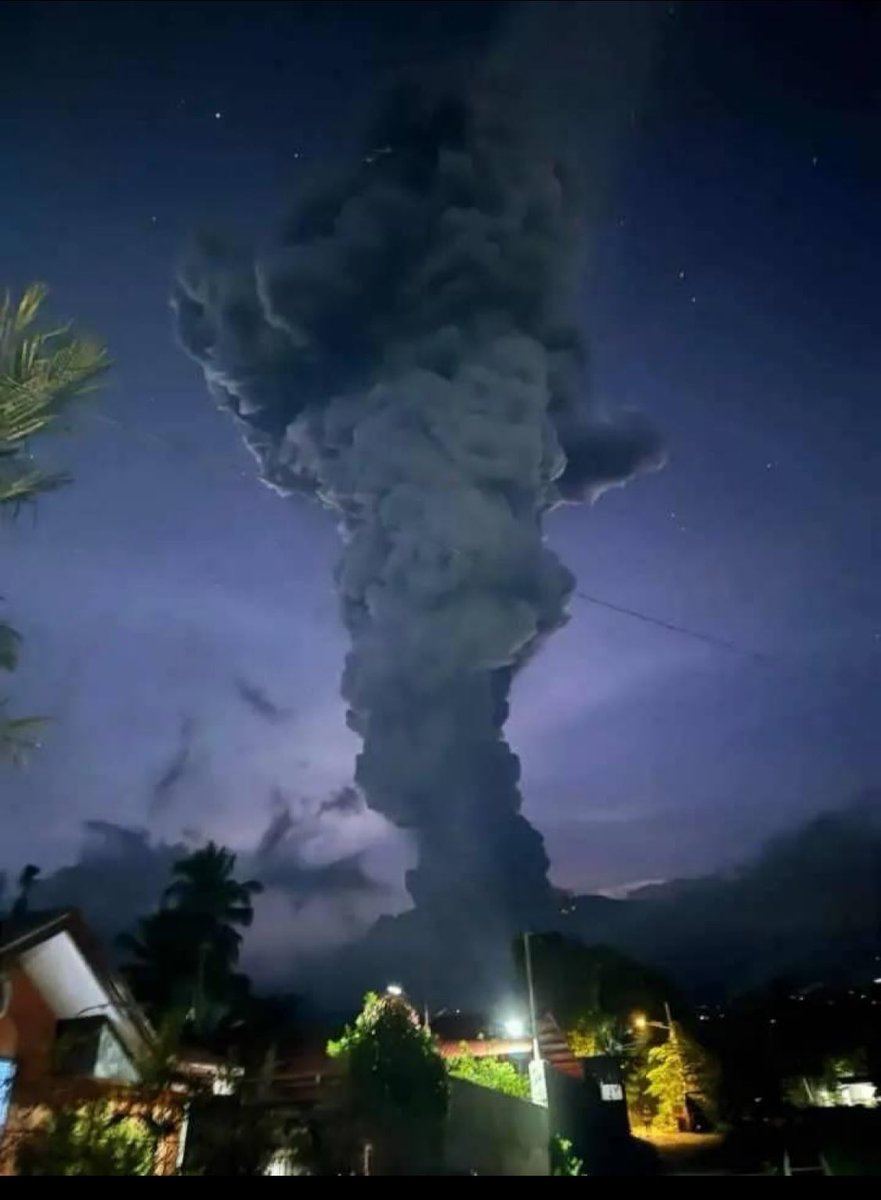 FinestBacolod's tweet photo. Happening Now: Phivolcs reports ongoing eruption at Kanlaon Volcano in Negros Occidental, spewing a 5,000-meter plume. Alert Level 1 remains in effect.

#KanlaonVolcano
#kanlaoneruption https://t.co/SZMLtdWnq9
