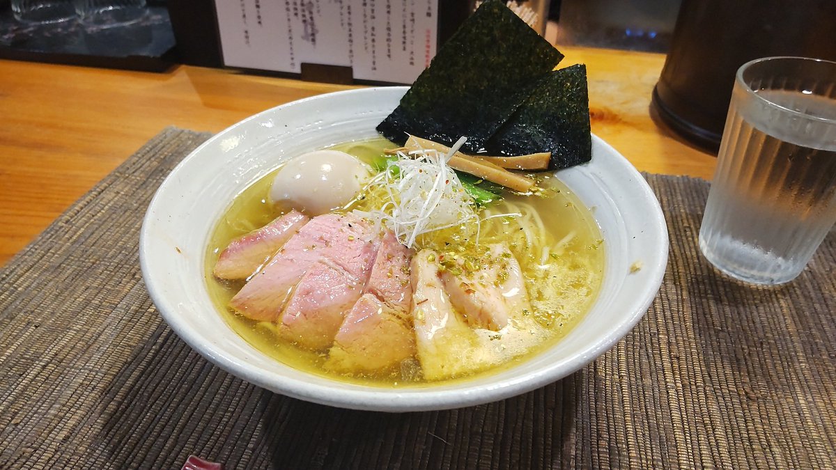 麺屋 さくら井
特製塩らぁ麺（葡萄山椒マシ）
シゴオワお店シリーズ。
鶏を中心とした澄んだ出汁と塩ダレ😄、素材の良さを引き出すための葡萄山椒✨が、素晴らしかったです。チャーシューも3種類？、他TPも丁寧に作られている👍のが伝わって、満足度高いー🤗。
おいしかったです！ごちそうさまでした！