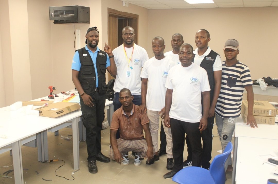 SanUniversite's tweet photo. L’UNIVERSITÉ POLYTECHNIQUE DE SAN PEDRO REÇOIT UN DON DE STEMpower_inc

L'équipe Stem est depuis le jeudi 30 mai 2024 à l'Université Polytechnique de San Pedro pour l'installation de deux laboratoires (un laboratoire d'informatique Class Lab et un laboratoire électronique). https://t.co/rBAv5FOGIM