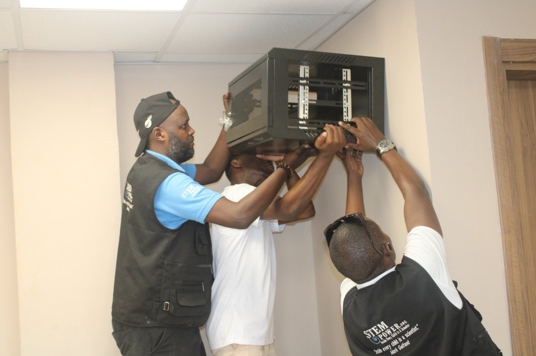 SanUniversite's tweet photo. L’UNIVERSITÉ POLYTECHNIQUE DE SAN PEDRO REÇOIT UN DON DE STEMpower_inc

L'équipe Stem est depuis le jeudi 30 mai 2024 à l'Université Polytechnique de San Pedro pour l'installation de deux laboratoires (un laboratoire d'informatique Class Lab et un laboratoire électronique). https://t.co/rBAv5FOGIM