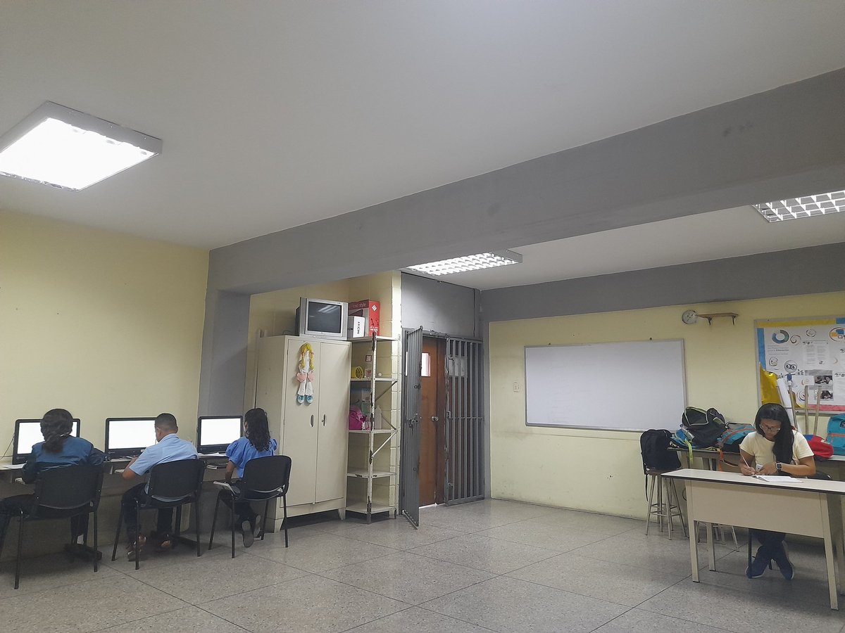 #3Jun|| ya activados con los estudiantes de 8vo Grado en el programa de administración transcribiendo sus proyectos en el CBIT
<a href="/NicolasMaduro/">Nicolás Maduro</a> 
@MPPEDUCACION 
<a href="/_LaAvanzadora/">Yelitze Santaella</a> 
<a href="/Fundabit_/">FundabitOficial</a> 
<a href="/leivi24/">Leivi/Oceanía</a> 
<a href="/EleamerAbdala/">Eleamer Elkatrib</a> 
<a href="/Dimary08/">D!mary_Anzola</a>