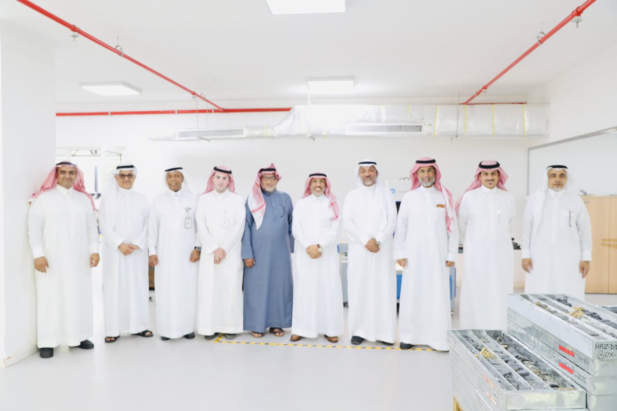 SgsOrgSa's tweet photo. سعادة الرئيس التنفيذي لـ
#هيئة_المساحة_الجيولوجية_السعودية 
م. عبدالله الشمراني يستقبل، اليوم بمكتبه بجدة معالي مساعد وزير الصناعة والثروة المعدنية للتخطيط والتطوير، د.عبدالله الأحمري. ومرافقيه، لاطلاع معاليه على أهم الأعمال والخدمات التي تقدمها الهيئة للوطن والمواطن.
@mimgov 
@Dr_AlAhmariAA