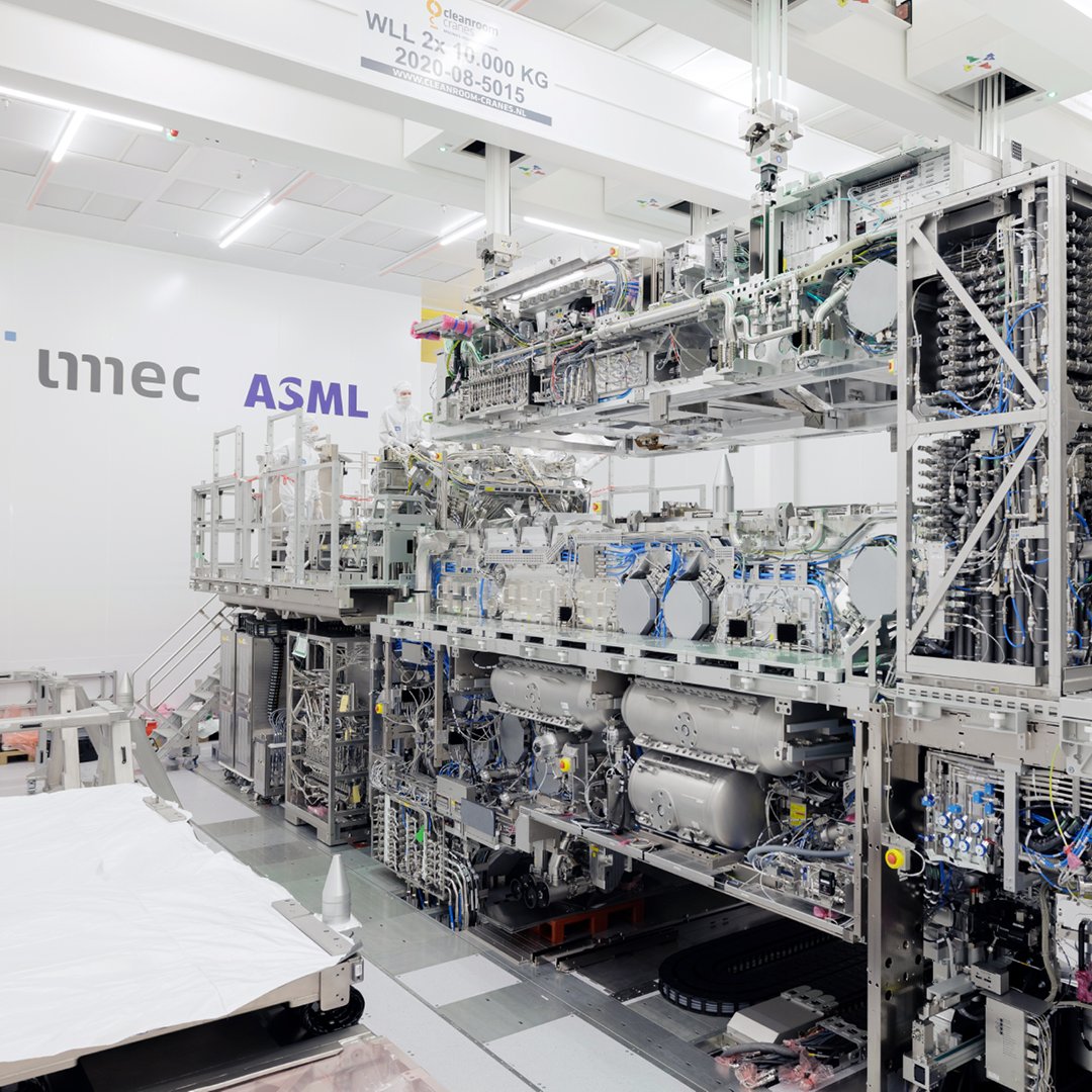 ASMLcompany's tweet photo. We just opened our High NA EUV Lab! ⚙️

Here the industry can experiment with and optimize chip manufacturing on a High NA EUV system. Working with this technology now will help drive Moore’s Law into the Angstrom era. @imec_int @intel 

Read more: https://t.co/VivCiYXFIM https://t.co/vpdD04bhDd
