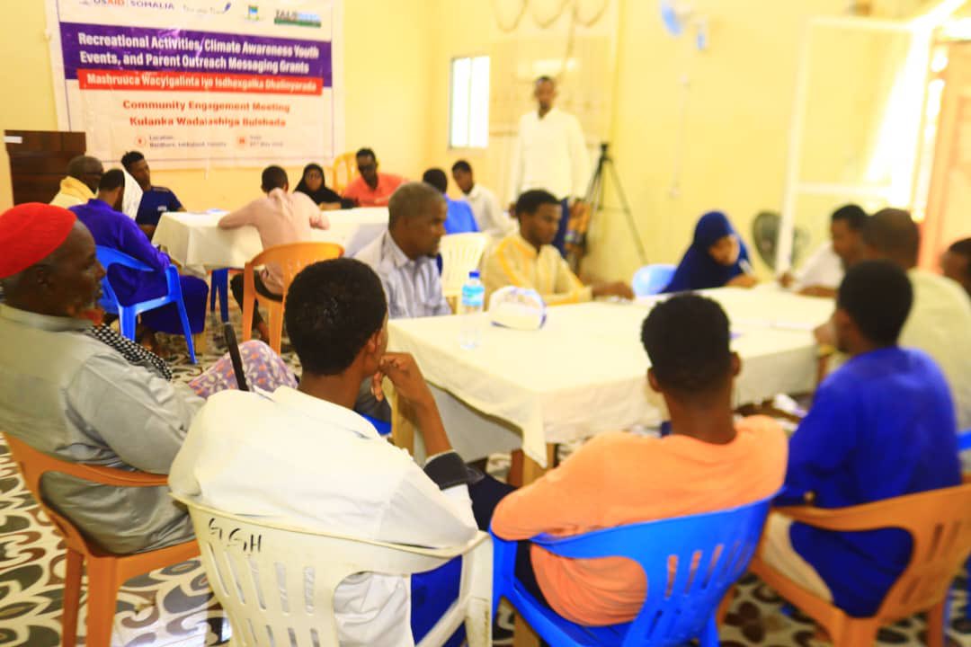 TalobeegF's tweet photo. In Bardhere Jubbaland. We are pleased to convene Community Engagement Event as part of the @USAIDBarAmaBaro project. TF is working with ABE schools, education authority &amp; community to undertake awareness raising on peace &amp; other topics through sports &amp; recreation. https://t.co/a4OI35t41K