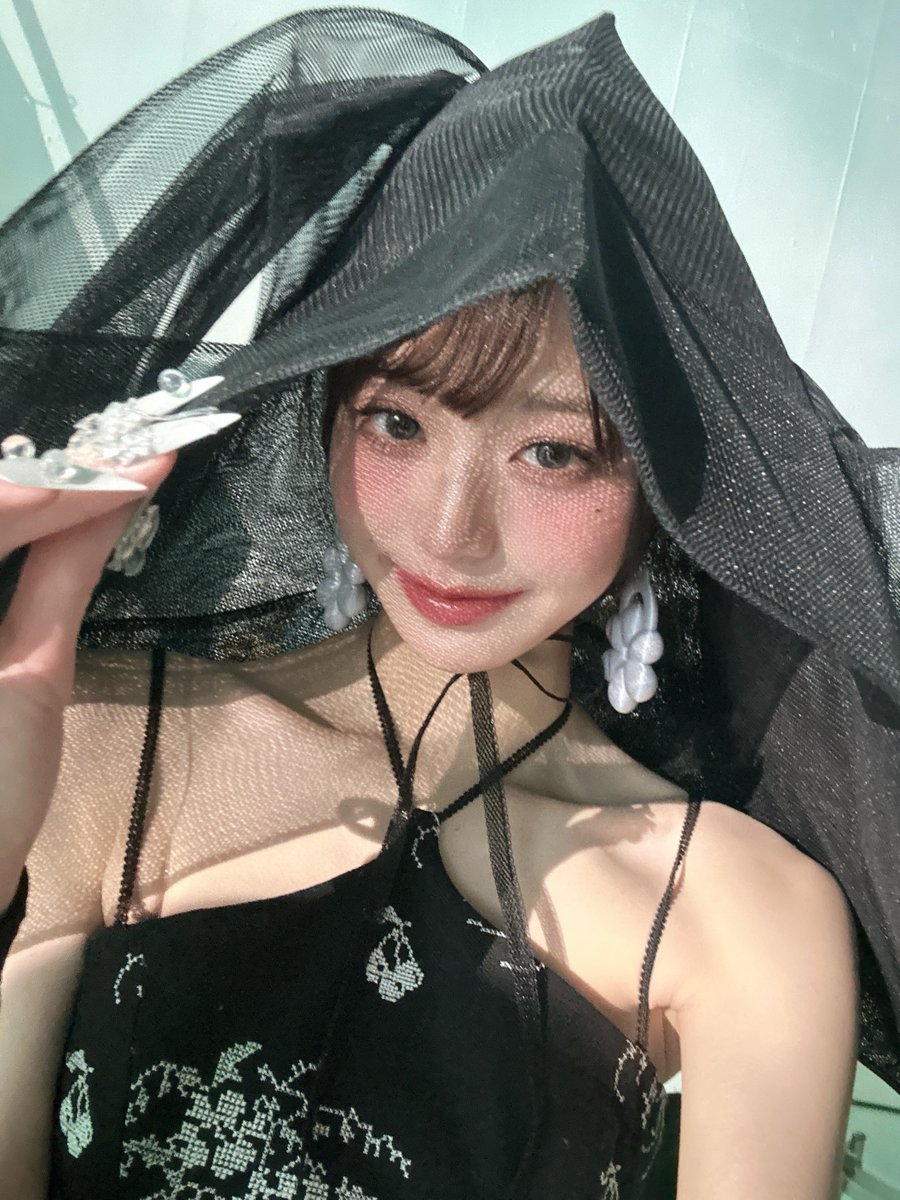 Wonyuonga's tweet photo. ℐ𝓃 the grand symphony of the evening, she emerged like a vision in black dress, the veil casting an ethereal glow. Her hair, gracefully tied back, accentuated the elegance of her long, flowing skirt, embodying a timeless beauty commanded the admiration of all who beheld her. https://t.co/7QqSNxebqp