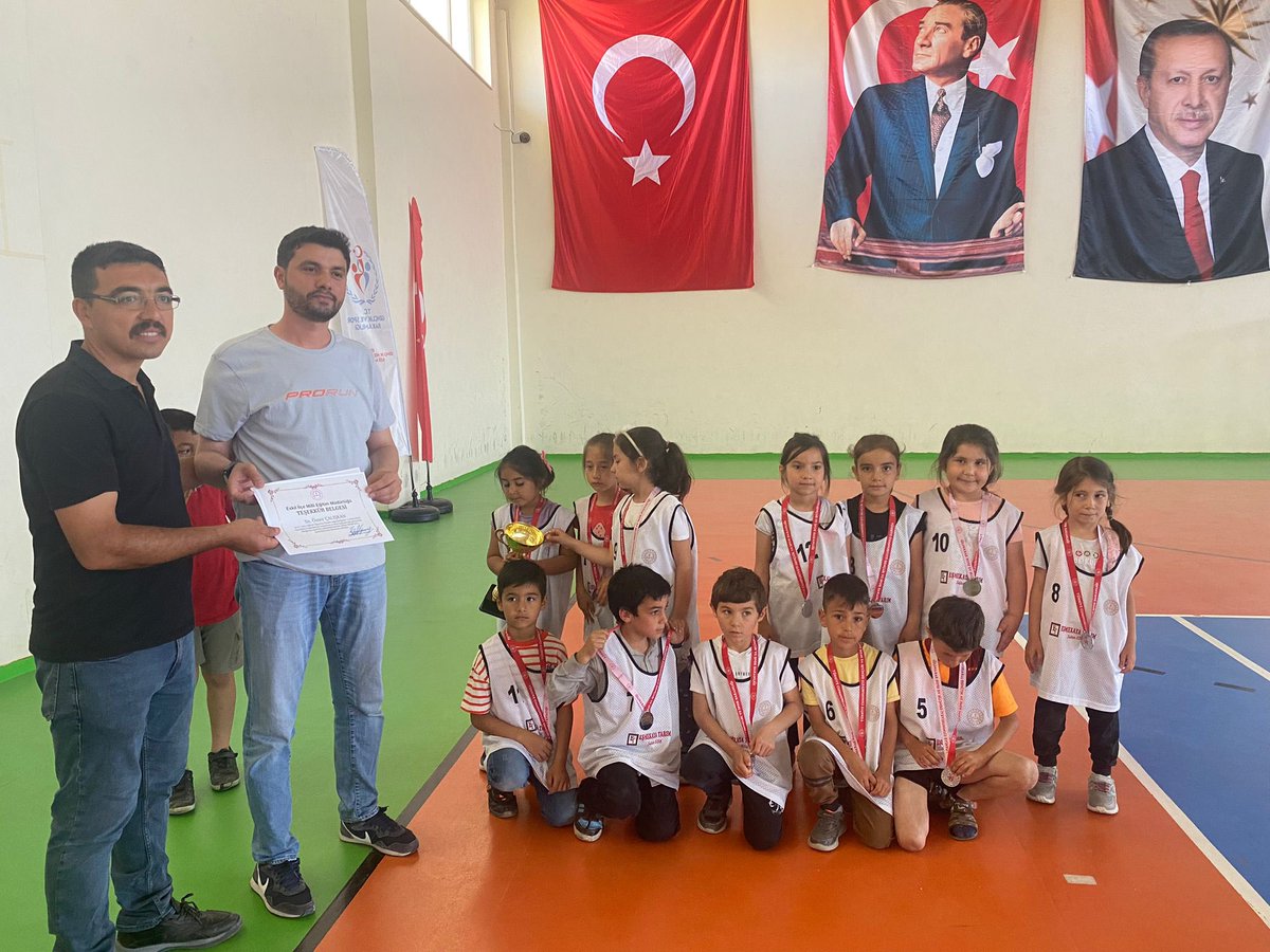 ahmettemel38's tweet photo. “2. Geleneksel Oyunlarla Değerlerimi Yaşıyorum” projesi 1. Sınıflar Yağ Satarım Bal Satarım Oyununda @EskLCumhryet ilçe şampiyonu olmuştur. 
Öğretmen ve öğrencilerimizi tebrik ederiz.
@tcmeb @aksarayvaliligi @Aksaray_MEM @Eskil_MEM @TC_Eskil @brahimKler2 https://t.co/QsihtiQlmL