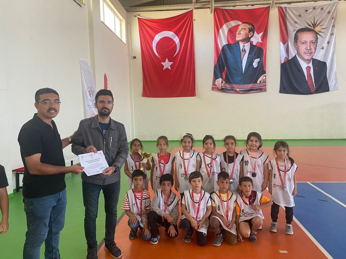ahmettemel38's tweet photo. “2. Geleneksel Oyunlarla Değerlerimi Yaşıyorum” projesi 1. Sınıflar Yağ Satarım Bal Satarım Oyununda @EskLCumhryet ilçe şampiyonu olmuştur. 
Öğretmen ve öğrencilerimizi tebrik ederiz.
@tcmeb @aksarayvaliligi @Aksaray_MEM @Eskil_MEM @TC_Eskil @brahimKler2 https://t.co/QsihtiQlmL